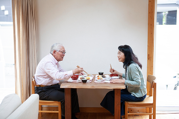 食事をしながら会話する夫婦