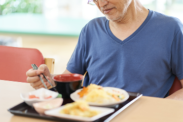 食事をする男性