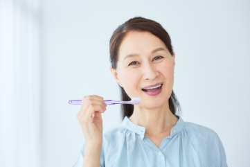歯磨きする女性