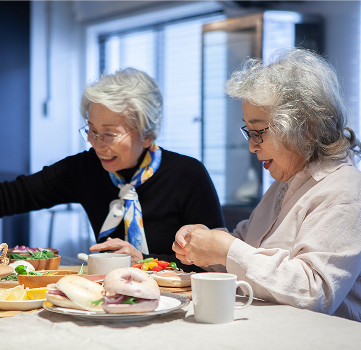 食事を楽しむ女性