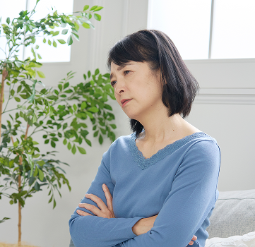 悩む女性