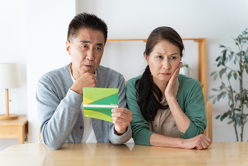 費用に悩む夫婦