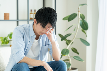 落ち込む男性