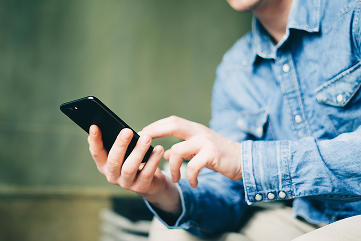 スマホを見る男性